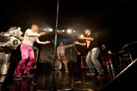 ピエール瀧とハウス加賀谷のトントン相撲。