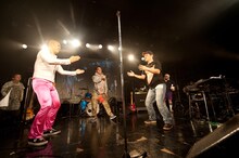 ピエール瀧とハウス加賀谷のトントン相撲。