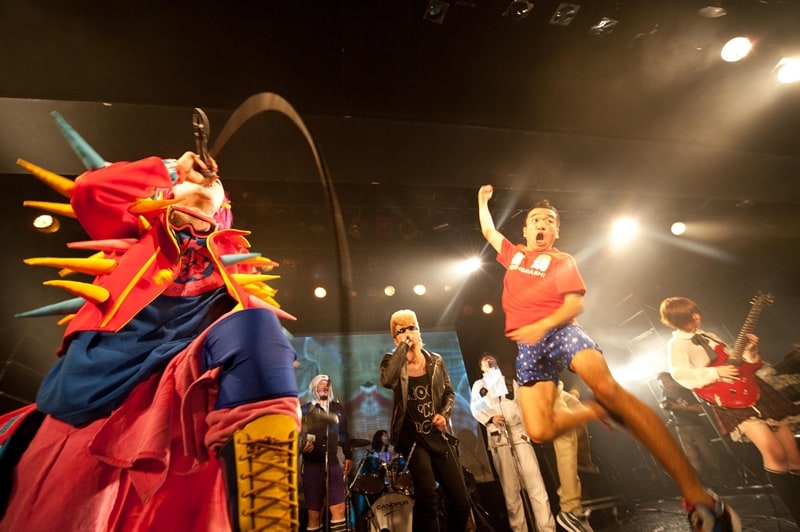 熱唱するザ・クレイジーSKB（左）と綾小路翔（中央）。昇龍拳を繰り出す猫ひろし（右）。