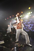 猛毒ライブのエンディングで「YOUNG MAN」を熱唱する掟ポルシェ（ロマンポルシェ。）。左は猛毒のキーボーディスト・斉藤さん。