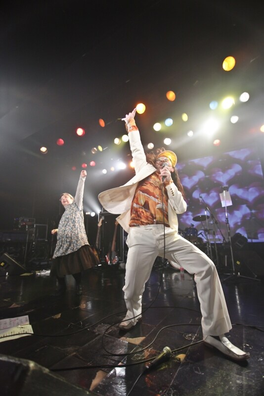 猛毒ライブのエンディングで「YOUNG MAN」を熱唱する掟ポルシェ（ロマンポルシェ。）。左は猛毒のキーボーディスト・斉藤さん。