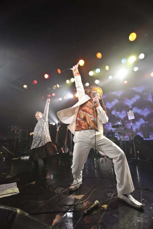 猛毒ライブのエンディングで「YOUNG MAN」を熱唱する掟ポルシェ（ロマンポルシェ。）。左は猛毒のキーボーディスト・斉藤さん。