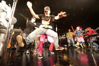 ピエール瀧とハウス加賀谷の乱闘。