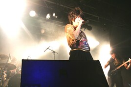 CASCADE対バンツアー開幕、奔放ステージに観客熱狂