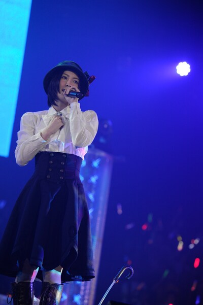 「枯葉のステーション」を歌う松井珠理奈。 (C)AKS