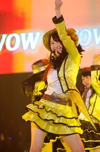 「Glory days」を披露する松井玲奈。 (C)AKS