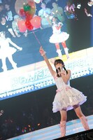 「天使のしっぽ」を披露する木本花音。 (C)AKS