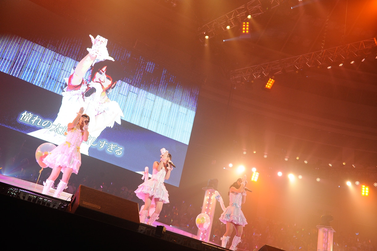 「天使のしっぽ」を披露するSKE48メンバー。 (C)AKS
