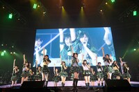 「パレオはエメラルド」を披露するSKE48。 (C)AKS