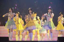 「ピノキオ軍」を披露するSKE48。 (C)AKS
