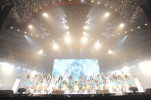 「手をつなぎながら」を披露するSKE48。 (C)AKS