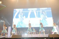 「手をつなぎながら」を披露するSKE48。 (C)AKS
