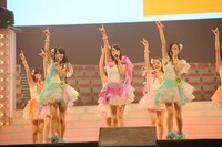 記者会見で「アイシテラブル！」を披露するSKE48。 (C)AKS