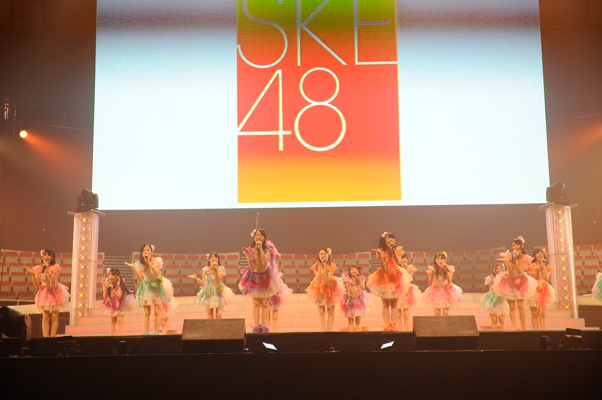 記者会見で「アイシテラブル！」を披露するSKE48。 (C)AKS