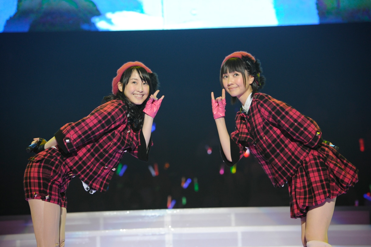 「狼とプライド」を披露する松井玲奈、秦佐和子（写真左から）。 (C)AKS