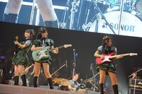 「GIVE ME FIVE!」をバンド演奏するSKE48。 (C)AKS