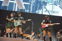 「GIVE ME FIVE!」をバンド演奏するSKE48。 (C)AKS