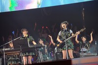 「GIVE ME FIVE!」をバンド演奏するSKE48。 (C)AKS