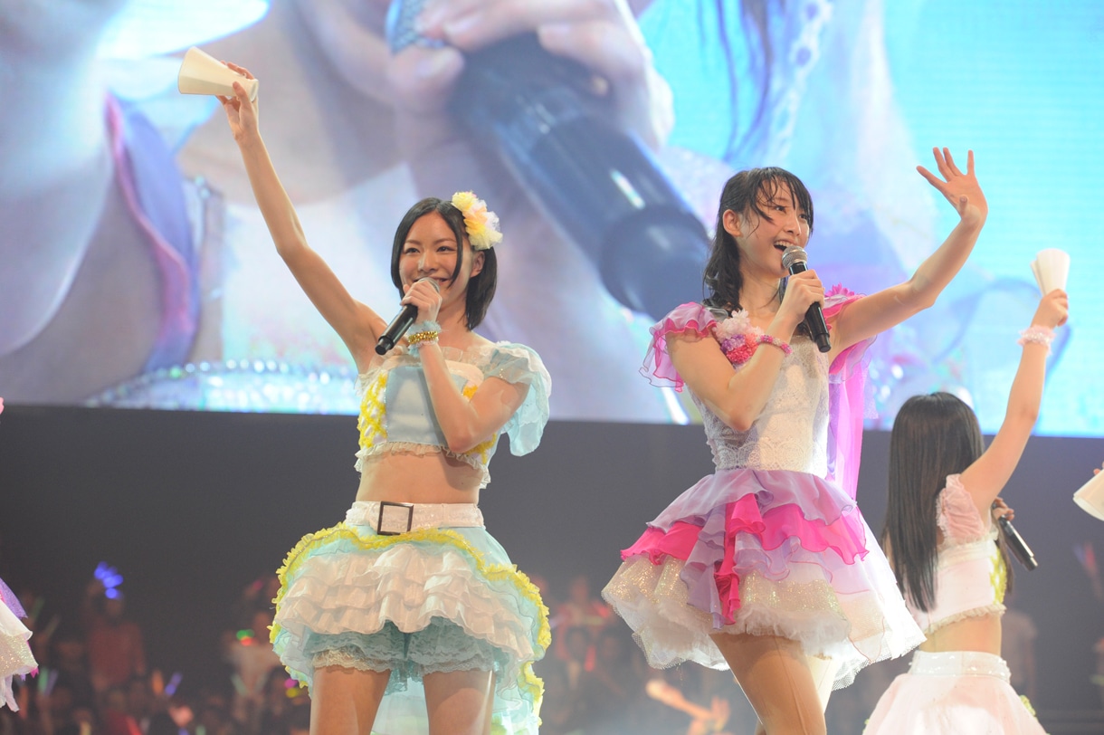 「仲間の歌」を歌う松井珠理奈、松井玲奈（写真左から）。 (C)AKS