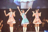 ファンに挨拶をする山田恵里伽、小野晴香、間野春香（写真左から）。 (C)AKS