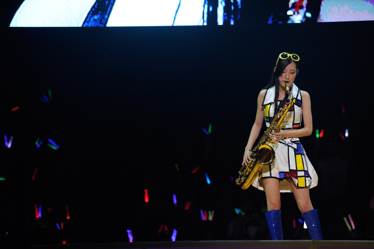 サックスを演奏する矢神久美。 (C)AKS