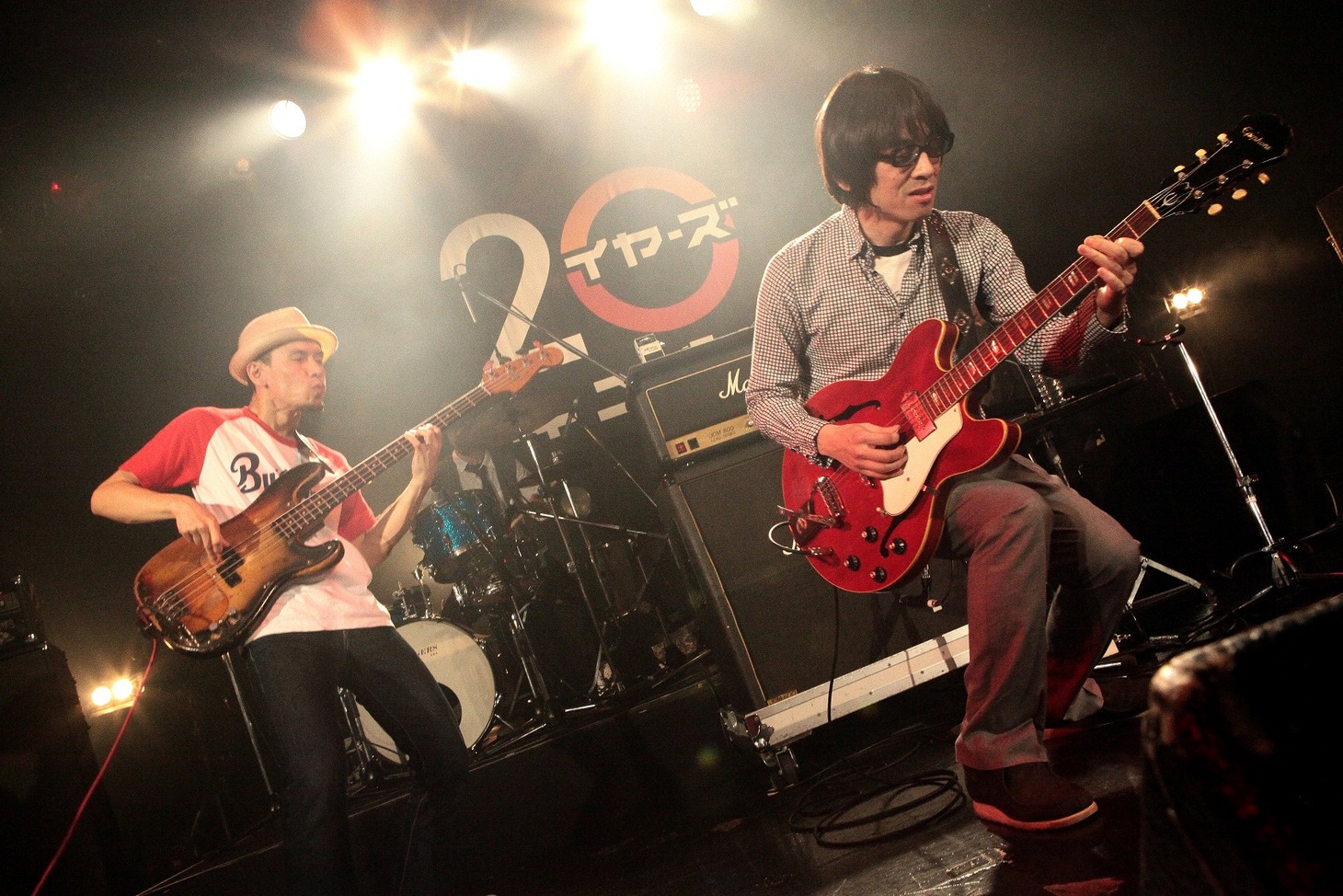 YO-KING（写真右）とグレートマエカワ（左）。（Photo by 柴田恵理）