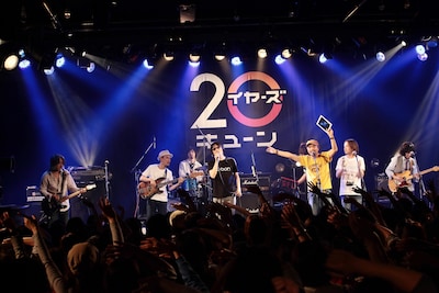 YO-KING & CRAZY BUFFALOESとSPARKS GO GO、総勢8人が勢揃いしたセッションの様子。（Photo by 柴田恵理）