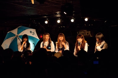 アンコールの衣装はavex社がイベント用に制作していた既存のもので、avexロゴ入りニットベスト、巻きスカートという女子高生スタイル。プー・ルイは「avexの倉庫を物色していたら、かわいいロゴの入った衣装があったので拝借させてもらいました。テヘペロ」とコメント。