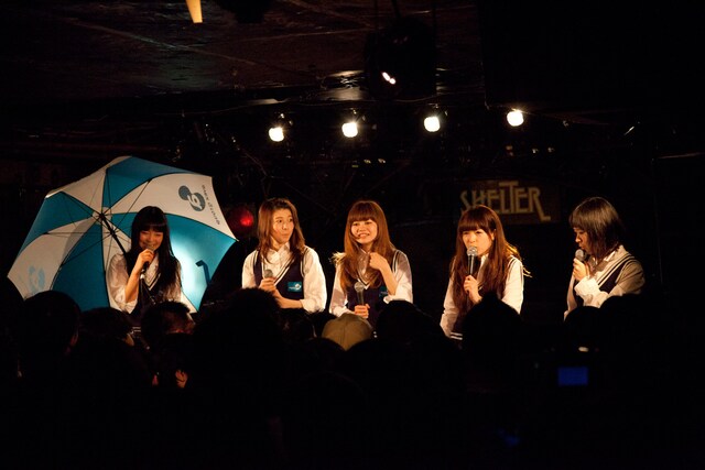 アンコールの衣装はavex社がイベント用に制作していた既存のもので、avexロゴ入りニットベスト、巻きスカートという女子高生スタイル。プー・ルイは「avexの倉庫を物色していたら、かわいいロゴの入った衣装があったので拝借させてもらいました。テヘペロ」とコメント。