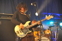 クリープハイプの長谷川カオナシ（B）。