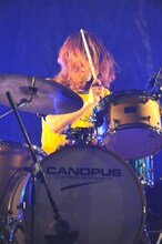 クリープハイプの小泉拓（Dr）。