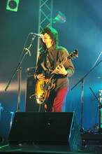 クリープハイプの尾崎世界観（Vo, G）。