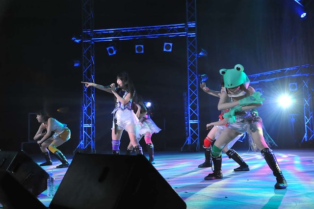 「words of the mind ～brandnew journey～」では有安杏果がカエルのマスクと手袋をつけて登場。
