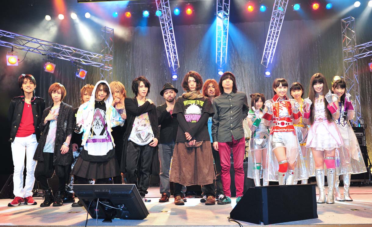 イベント直前の囲み取材に応じた出演者たち。左から吉田尚記、SuG、クリープハイプ、ももいろクローバーZ。