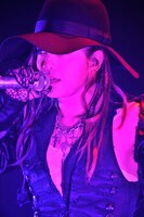 今週の人気の画像2位は「L'Arc-en-Ciel、4年ぶりパリ公演で満員の観客を圧倒」より、hyde（Vo）。