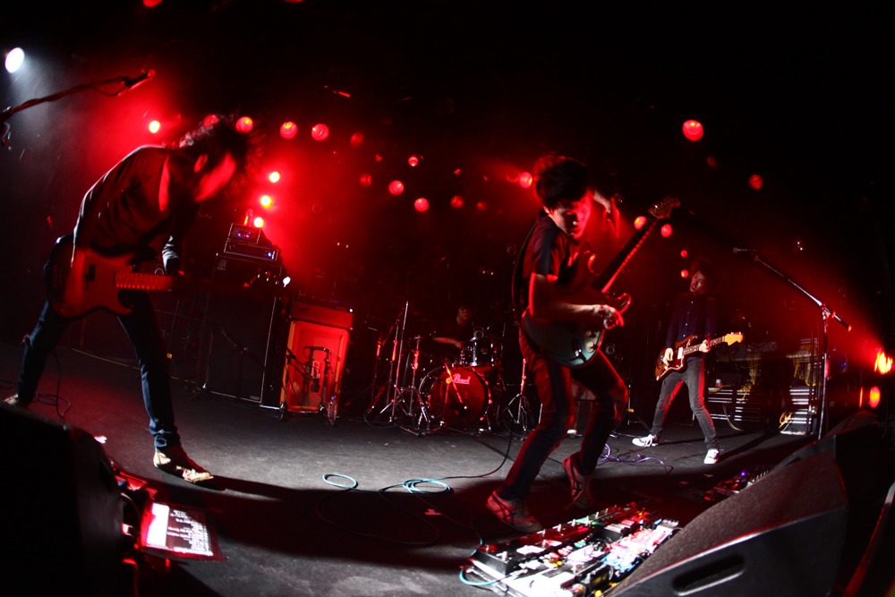 cinema staff（写真は4月14日のライブ「cinema staff TOUR 2012 "SALVAGE YOUR VINYL"」より）