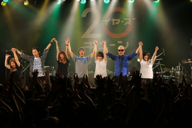 アンコール終了時には、この日の出演者全員で手をつなぎ観客に挨拶。（Photo by 上飯坂一）