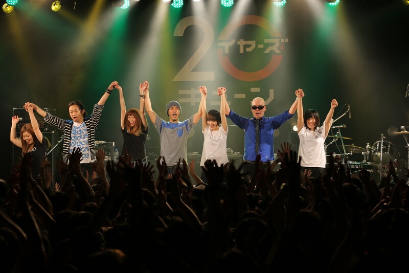 アンコール終了時には、この日の出演者全員で手をつなぎ観客に挨拶。（Photo by 上飯坂一）