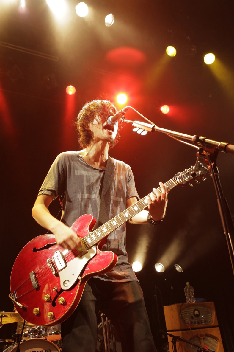 4月14日に行われたDirty Old Menのワンマンライブ「Next Phase Live "re-birth"」より、高津戸信幸（Vo, G）。