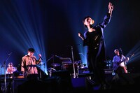 フィッシュマンズと共演するゲストボーカルの原田郁子（クラムボン / 写真右）との子（神聖かまってちゃん / 左）。