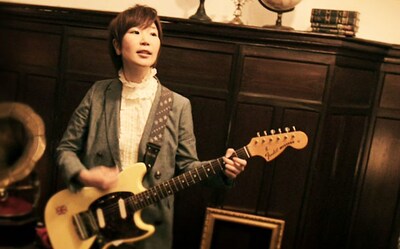 ピロカルピンの新曲「未知への憧憬」ビデオクリップより、松木智恵子（Vo, G）。