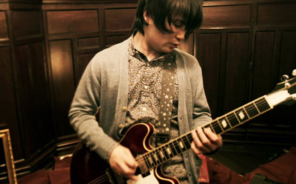 ピロカルピンの新曲「未知への憧憬」ビデオクリップより、岡田慎二郎（G）。