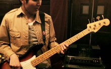 ピロカルピンの新曲「未知への憧憬」ビデオクリップより、スズキヒサシ（B）。