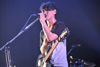 サカナクションの山口一郎（Vo, G）。