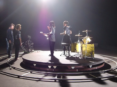 写真は「ハテナ」のビデオクリップ撮影時の模様。