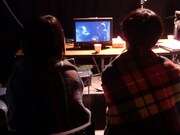 撮影した映像を確認するチャットモンチーの2人。