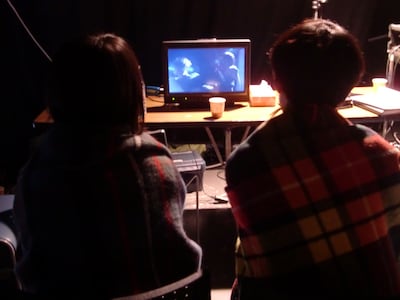 撮影した映像を確認するチャットモンチーの2人。