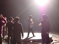 写真は橋本絵莉子の撮影風景。