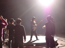 写真は橋本絵莉子の撮影風景。