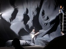 写真は橋本絵莉子の撮影風景。